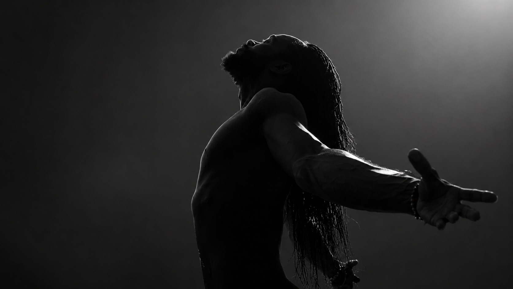 Habjjan in chiaroscuro, an open silhouette in the light for Get N@ked